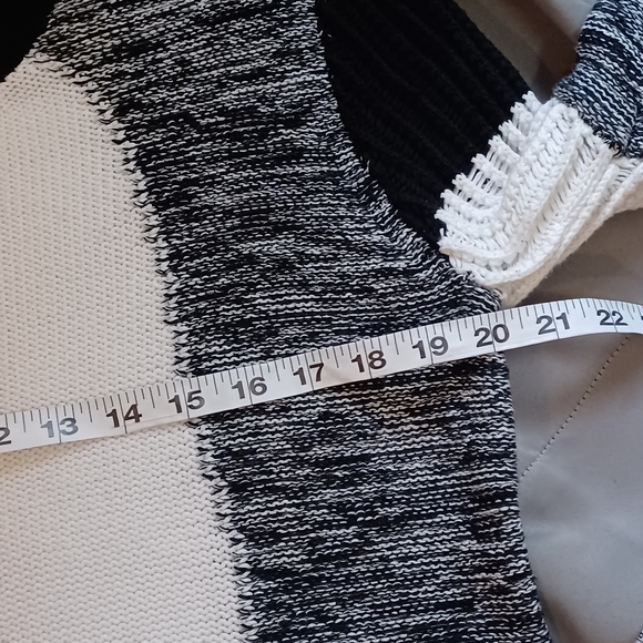 Victoria's Secret Black & White Sweater Size Medium - Picture 7 of 7
